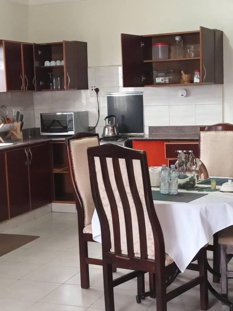 The Abode Apartments Lake View & Breakfast Suite Near Beach Entebbe Esterno foto
