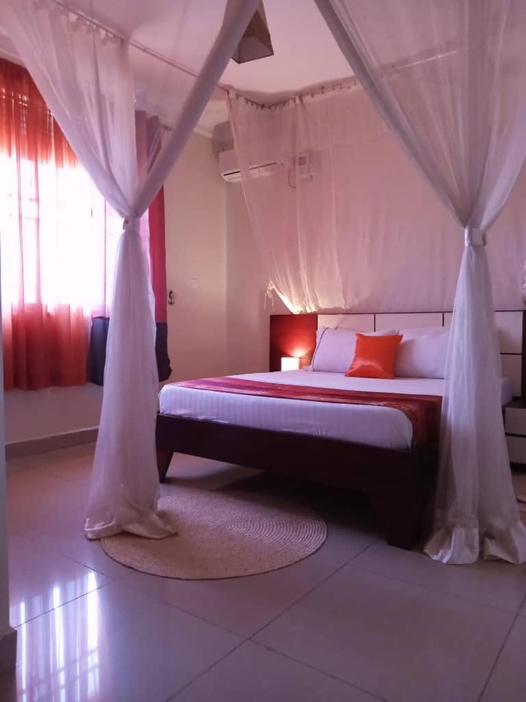 The Abode Apartments Lake View & Breakfast Suite Near Beach Entebbe Esterno foto