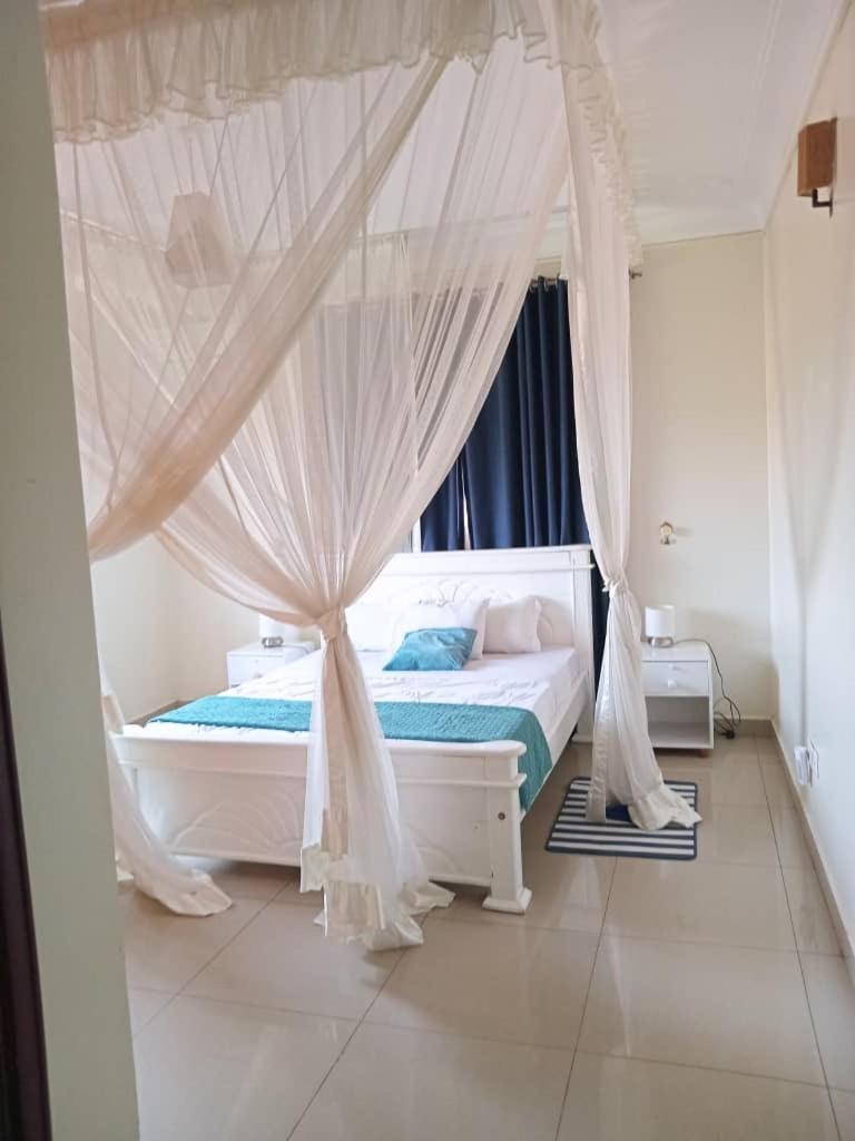 The Abode Apartments Lake View & Breakfast Suite Near Beach Entebbe Esterno foto
