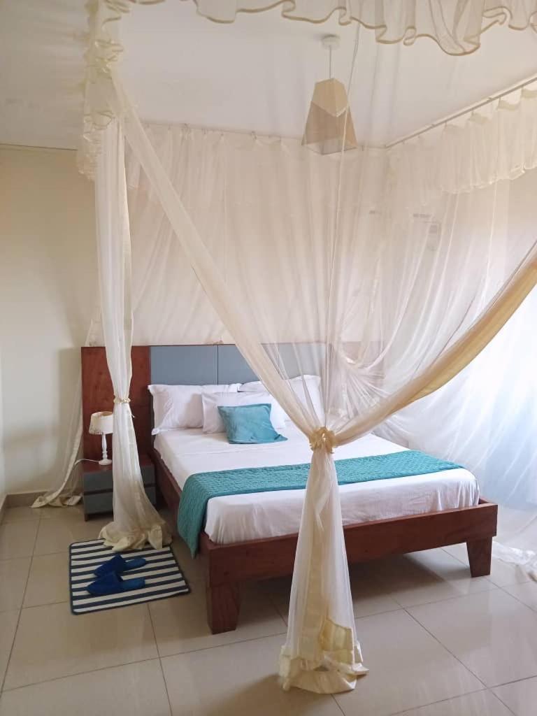 The Abode Apartments Lake View & Breakfast Suite Near Beach Entebbe Esterno foto