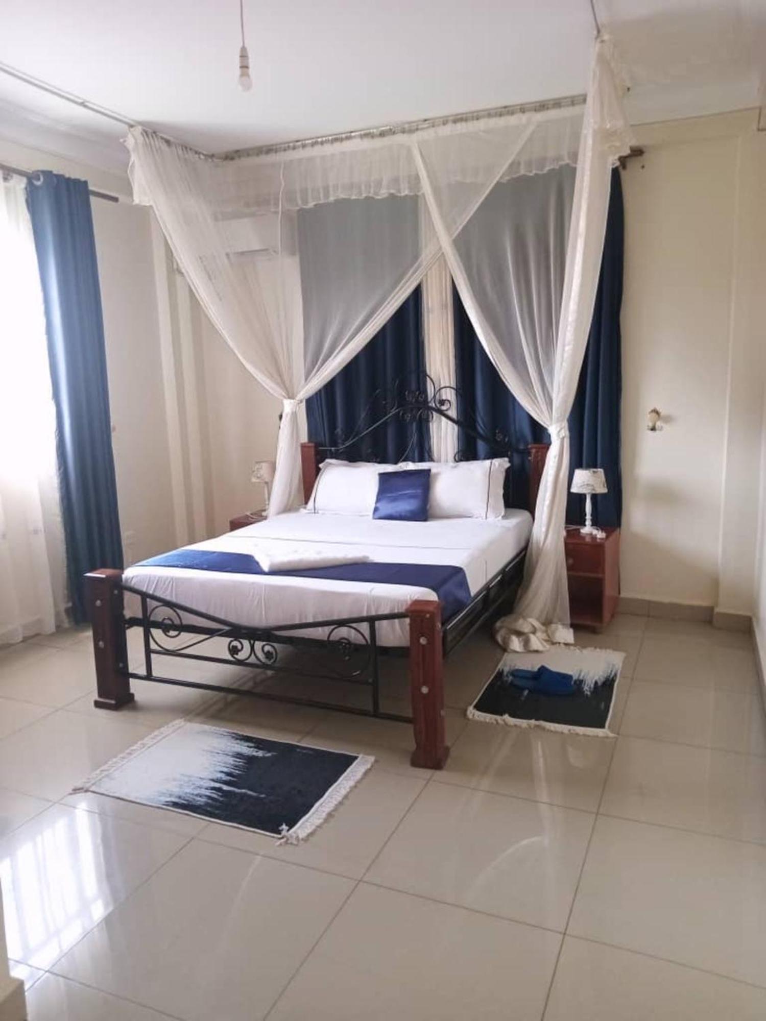 The Abode Apartments Lake View & Breakfast Suite Near Beach Entebbe Esterno foto